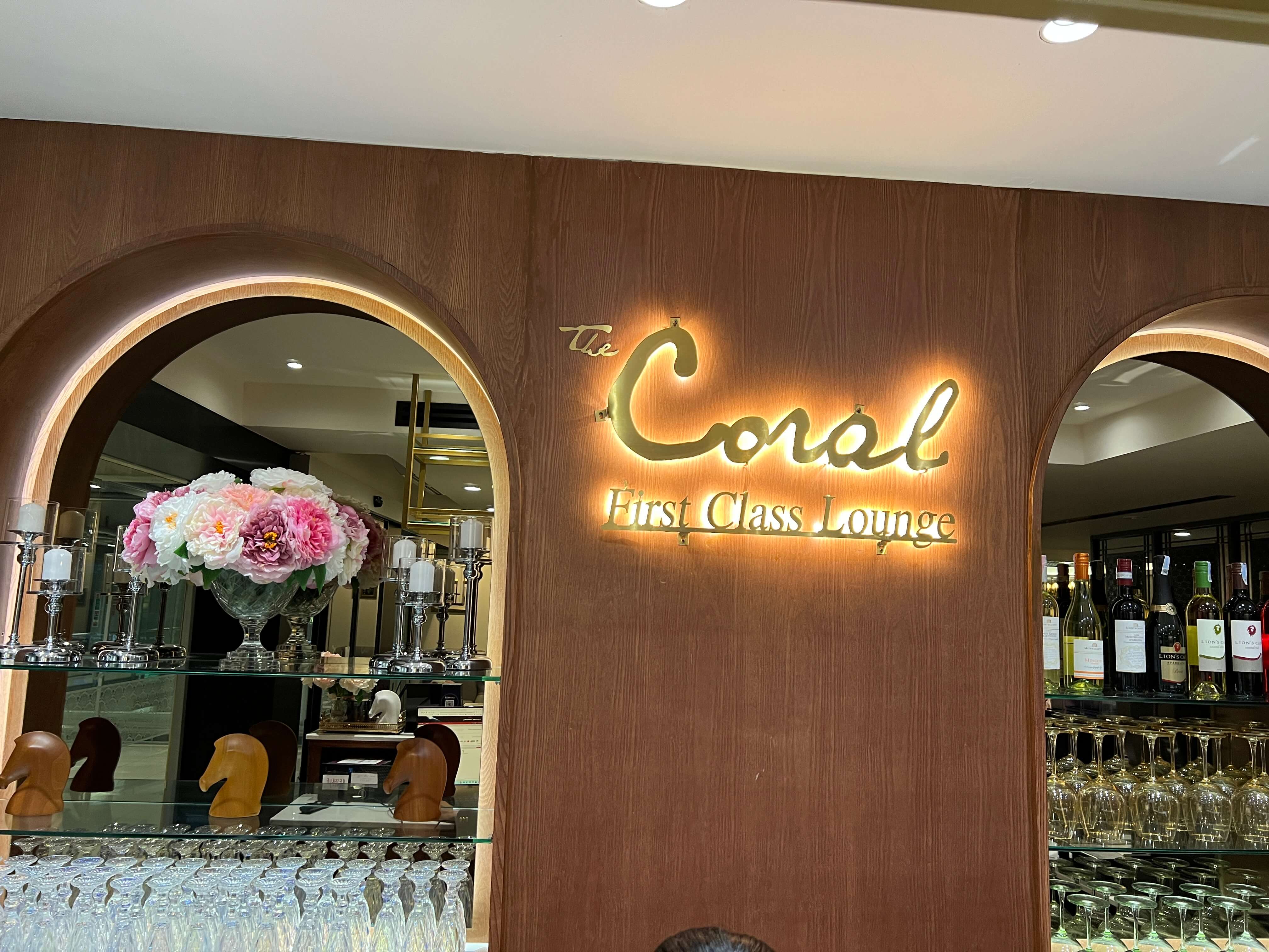 【泰國曼谷機場高質Priority Pass Lounge - The Coral】有免費15分鐘按摩 + 即製Cocktail bar + 自助餐 + 愛馬仕design！另可付費沐浴 + 睡床！